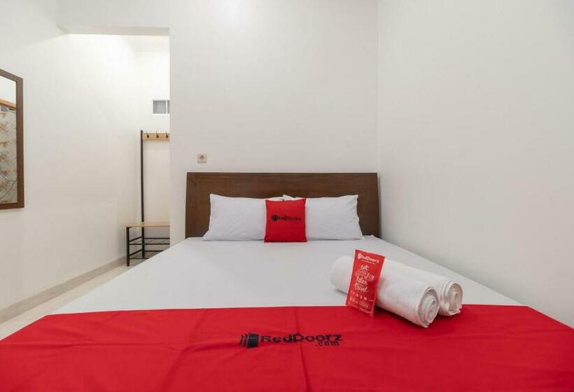 Отель Reddoorz Syariah Near Summarecon Mall Bekasi