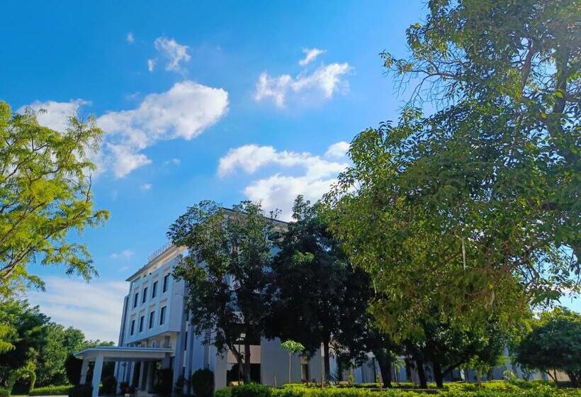 فندق Savitri Resort