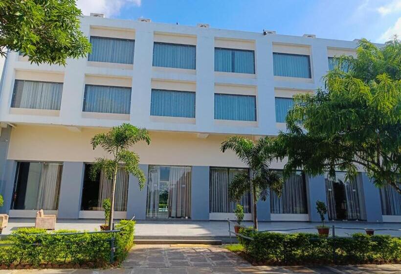 فندق Savitri Resort