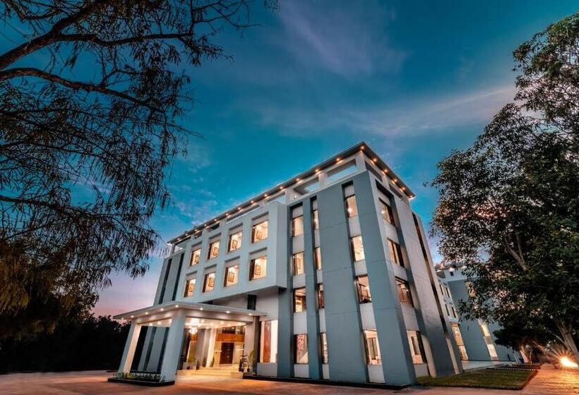 فندق Savitri Resort