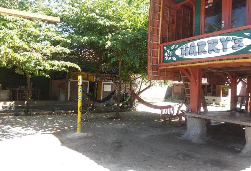 פנסיון Harry S Ocean House Watukarung Homestay