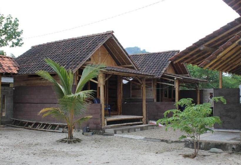 بنسيون Harry S Ocean House Watukarung Homestay