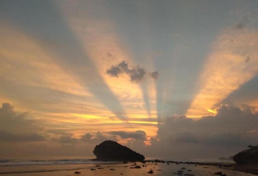 بنسيون Harry S Ocean House Watukarung Homestay