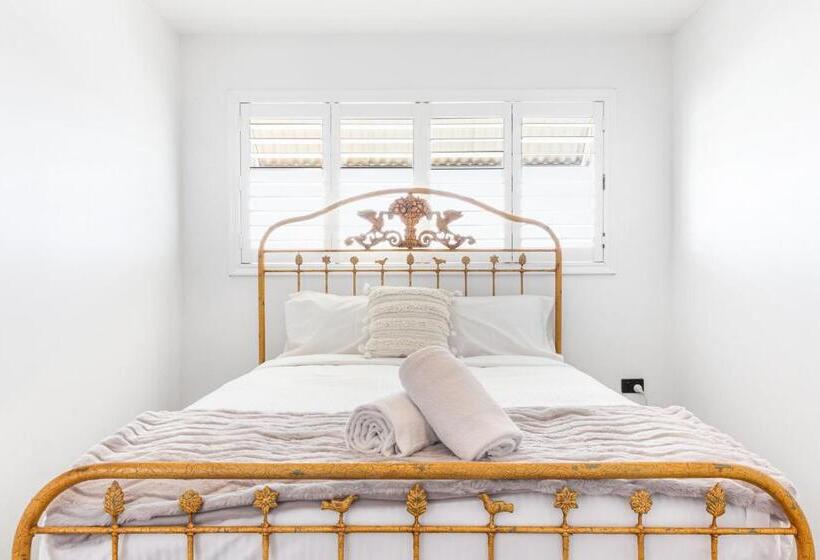 Stunning Views At Alex Heads, 2 Br Stylish Apt