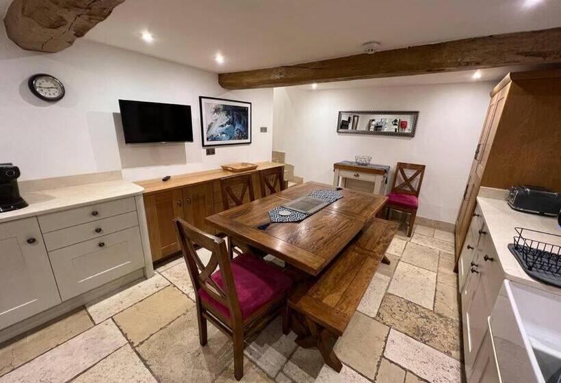 The Horners   Log Burner, Cheshire Village, Parking, Walks, Aga, Dogs