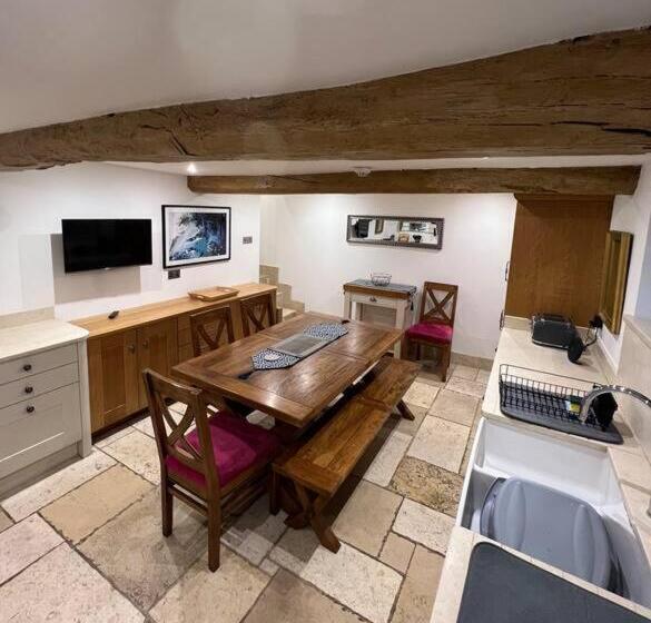 The Horners   Log Burner, Cheshire Village, Parking, Walks, Aga, Dogs