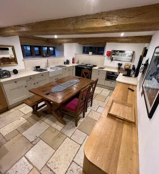 The Horners   Log Burner, Cheshire Village, Parking, Walks, Aga, Dogs