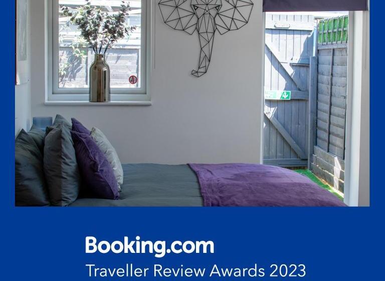 121 Studio   Central Studio Apartment, Terrace & Full Kitchen   Airport & Train Shuttle