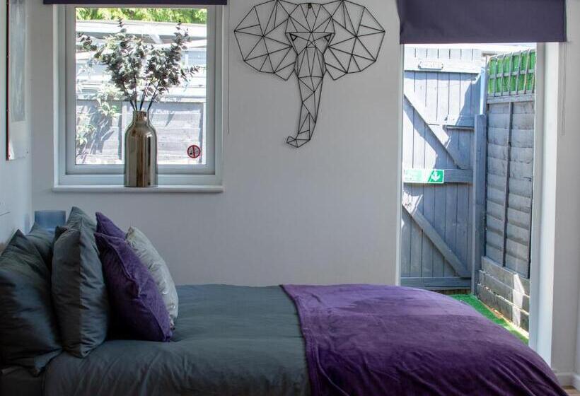 121 Studio   Central Studio Apartment, Terrace & Full Kitchen   Airport & Train Shuttle