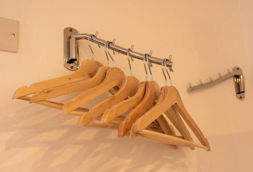 121 Studio   Central Studio Apartment, Terrace & Full Kitchen   Airport & Train Shuttle