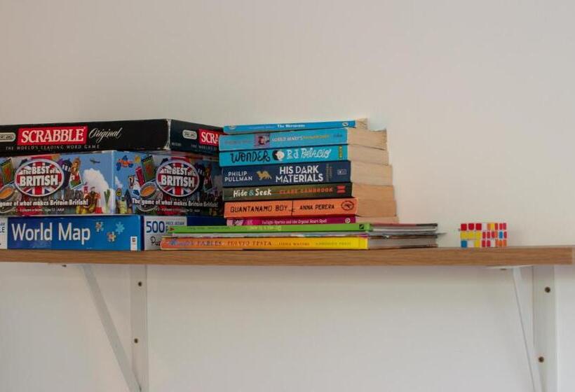 121 Studio   Central Studio Apartment, Terrace & Full Kitchen   Airport & Train Shuttle