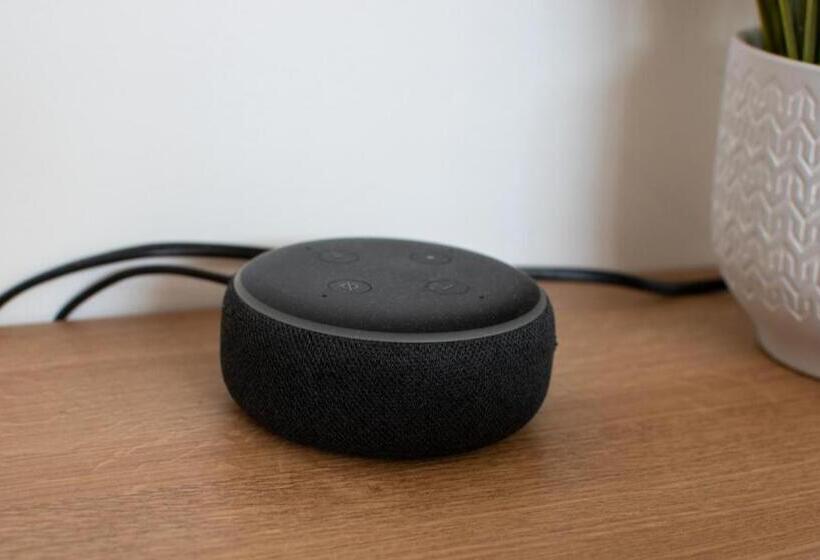 121 Studio   Central Studio Apartment, Terrace & Full Kitchen   Airport & Train Shuttle