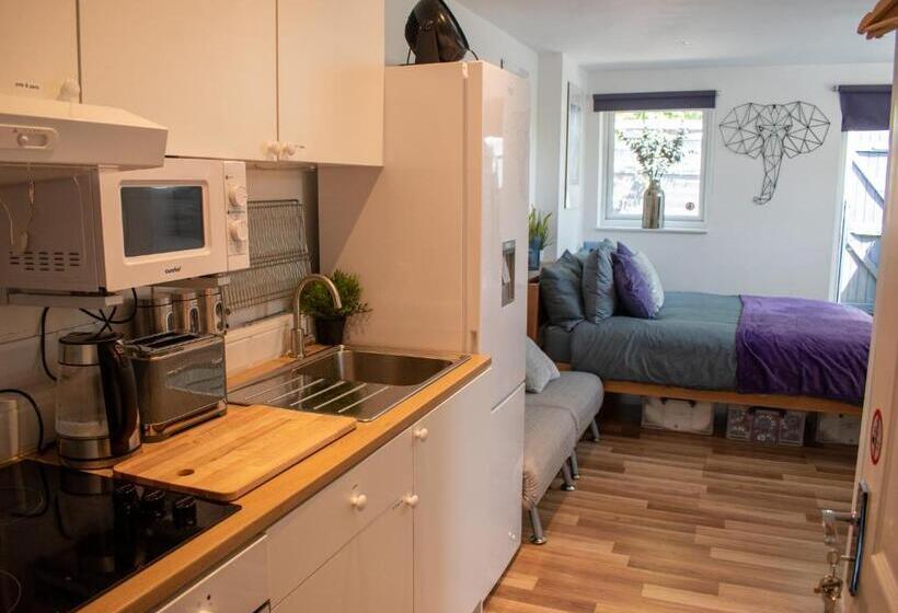 121 Studio   Central Studio Apartment, Terrace & Full Kitchen   Airport & Train Shuttle