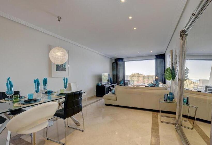 2 Bed Rooms With A View