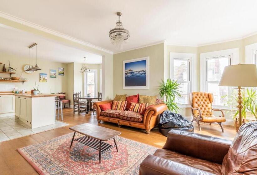 Host & Stay Cabbell Towers