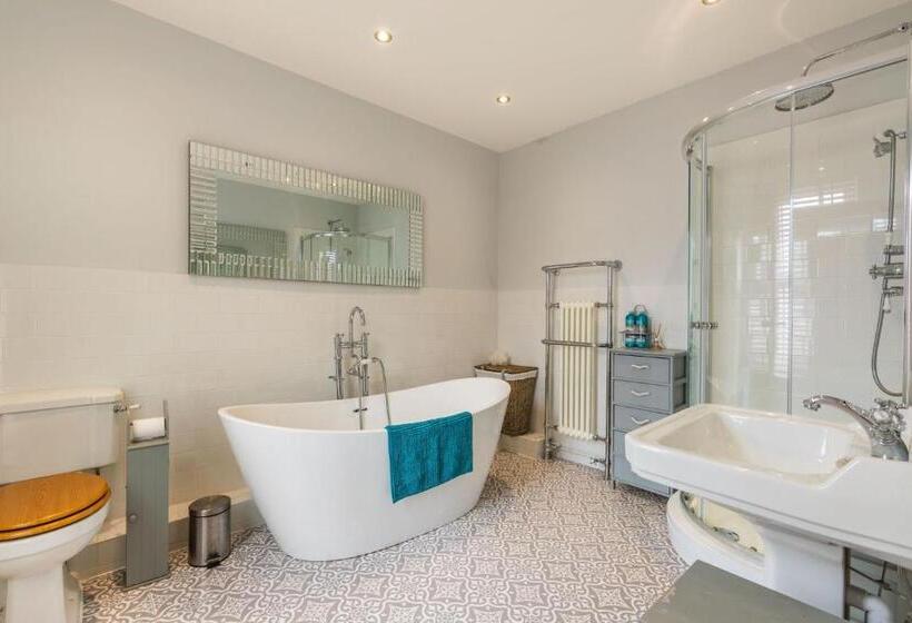 Host & Stay Cabbell Towers