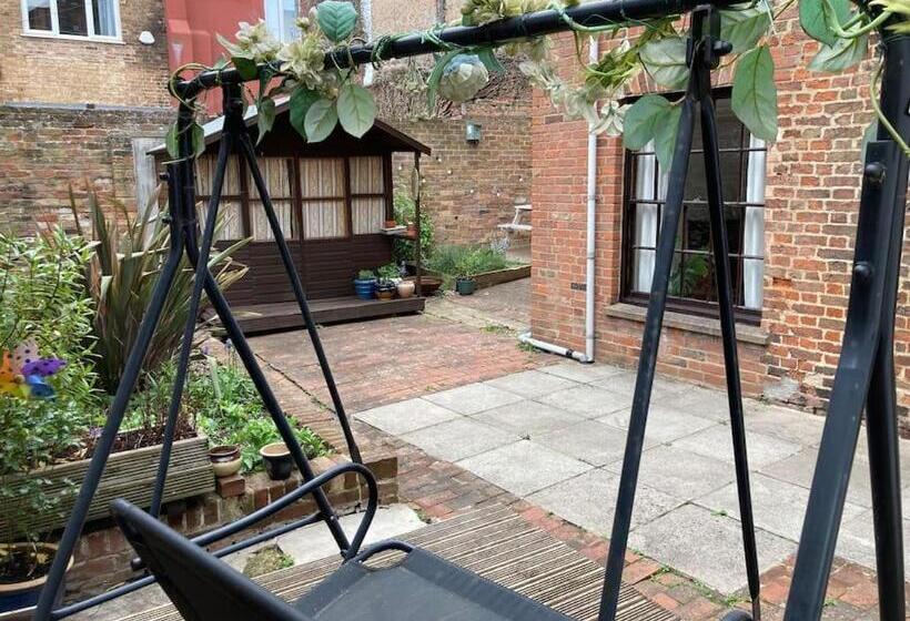 Charming Cottage, Central Taunton