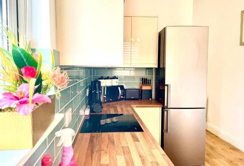 Executive Apartments, Nr City Centre With Private Parking