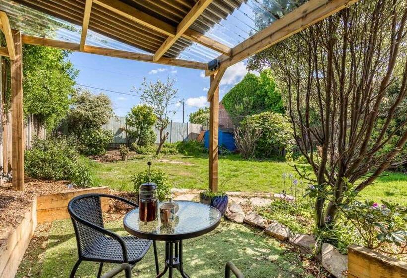 Host & Stay Honeysuckle Cottage