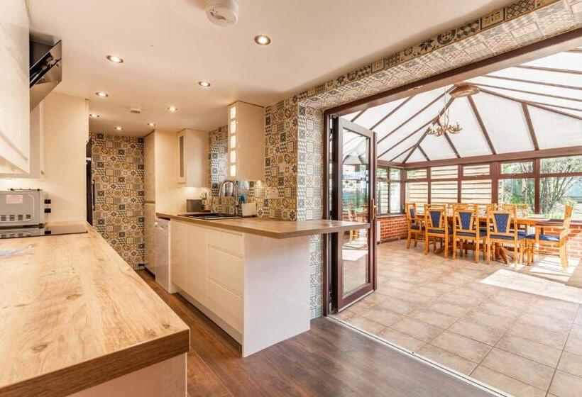 Host & Stay Honeysuckle Cottage