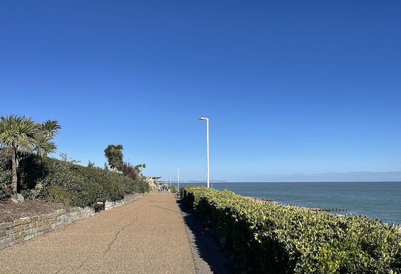 Impeccable 2 Bed Apartment In Eastbourne