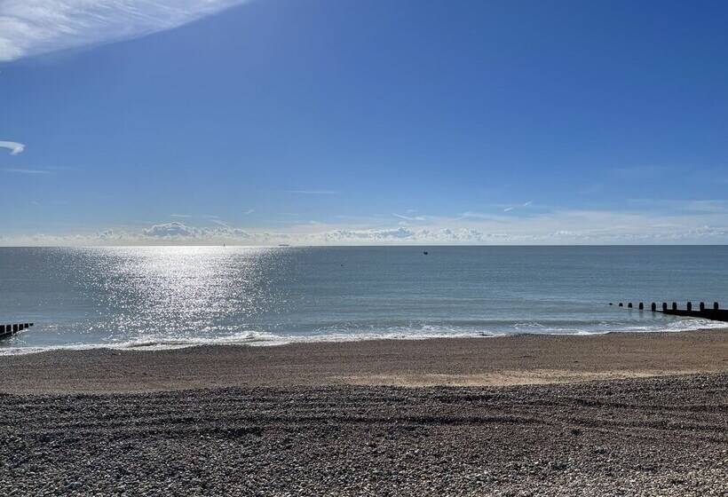 Impeccable 2 Bed Apartment In Eastbourne