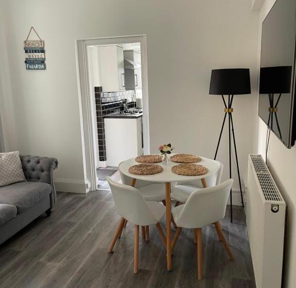 Impeccable 2 Bed Apartment In Eastbourne