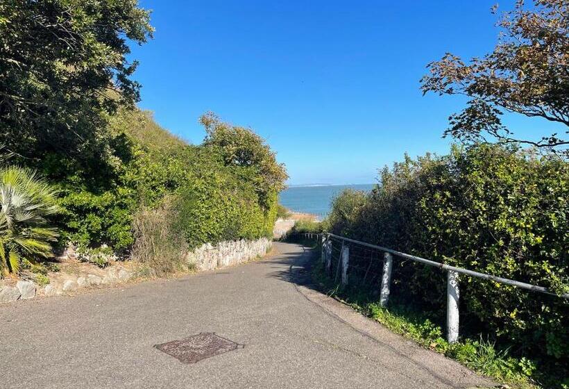 Impeccable 2 Bed Apartment In Eastbourne