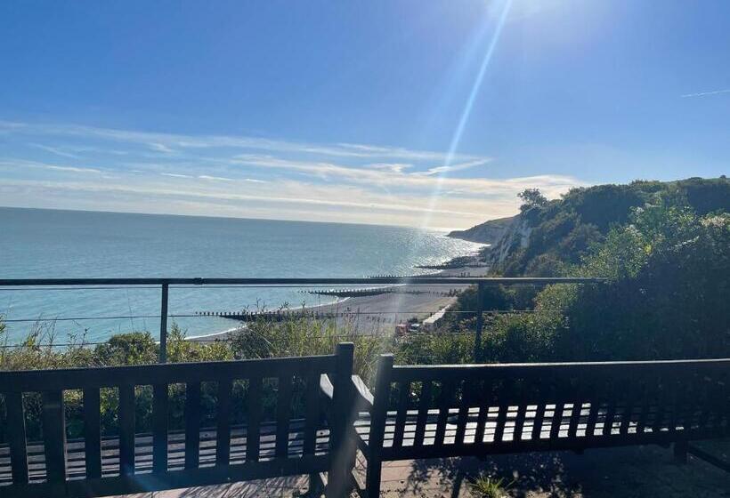 Impeccable 2 Bed Apartment In Eastbourne
