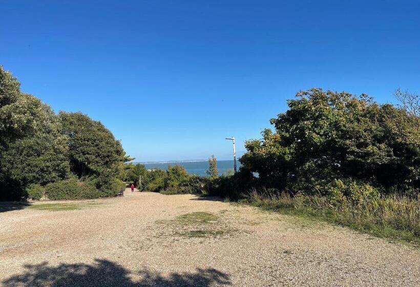 Impeccable 2 Bed Apartment In Eastbourne