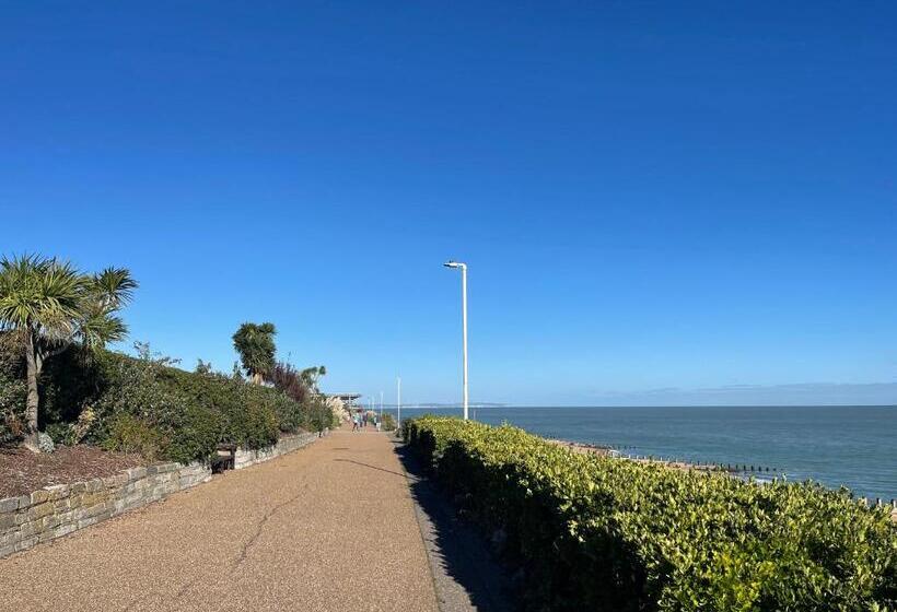 Impeccable 2 Bed Apartment In Eastbourne