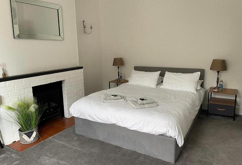 Impeccable 2 Bed Apartment In Eastbourne