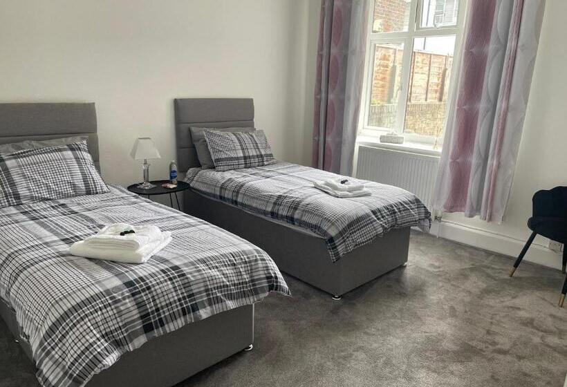 Impeccable 2 Bed Apartment In Eastbourne