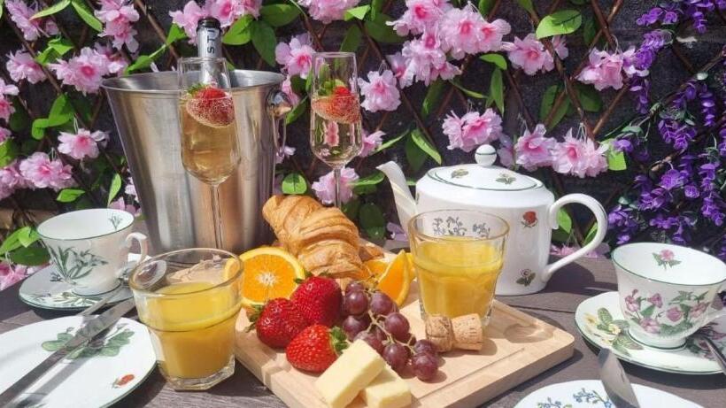 Sunny Bank  Countryside Escape With Private Hot Tub And Countryside Views