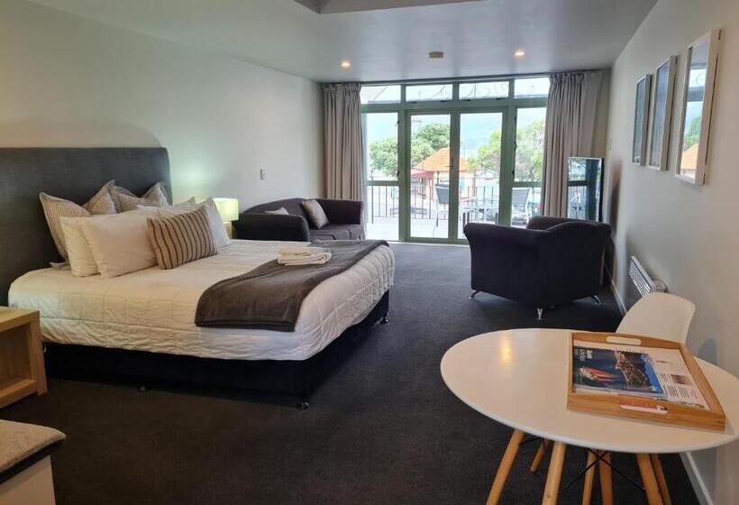 The Wharf Seaview Apartments By Avi