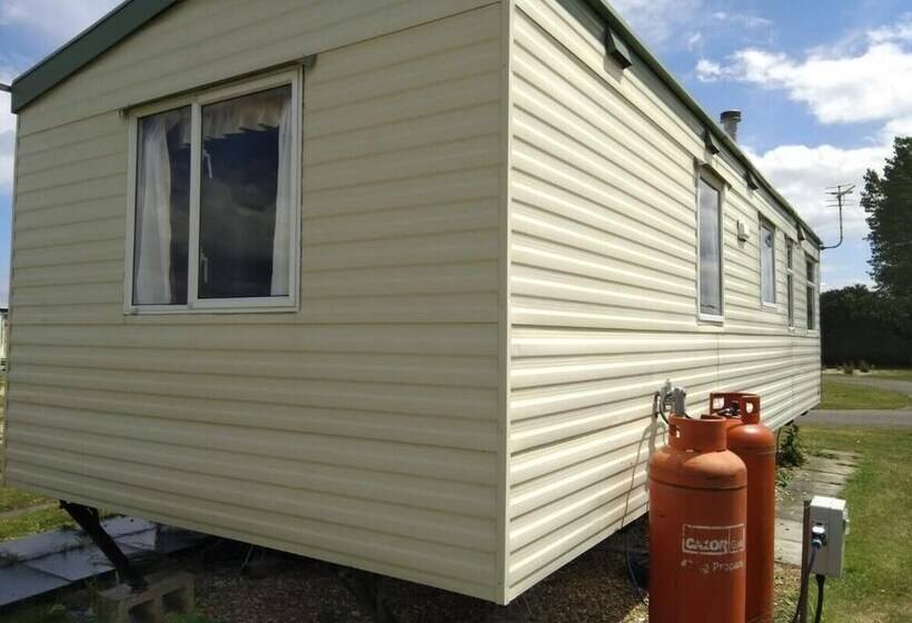 Beautiful 2 Bed Wigwam In Ingoldmells