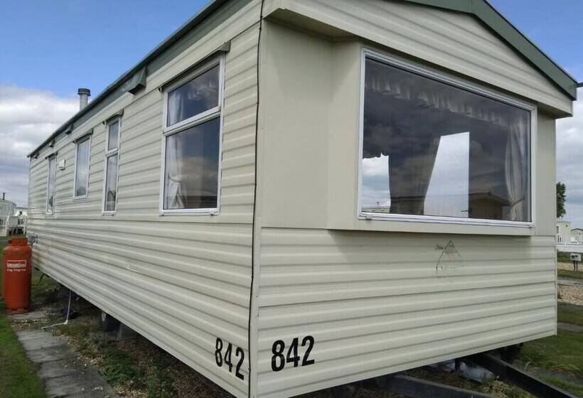 Beautiful 2 Bed Wigwam In Ingoldmells