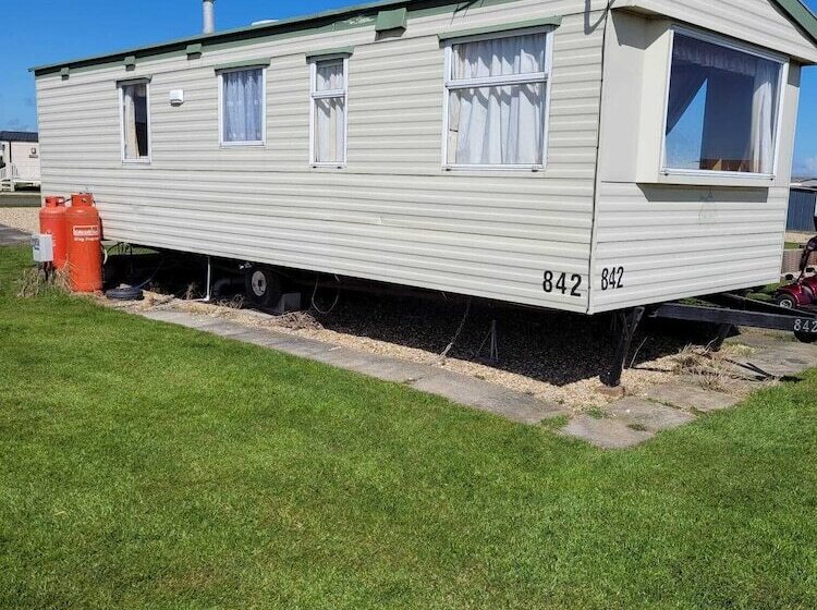 Beautiful 2 Bed Wigwam In Ingoldmells