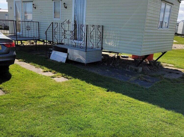 Beautiful 2 Bed Wigwam In Ingoldmells