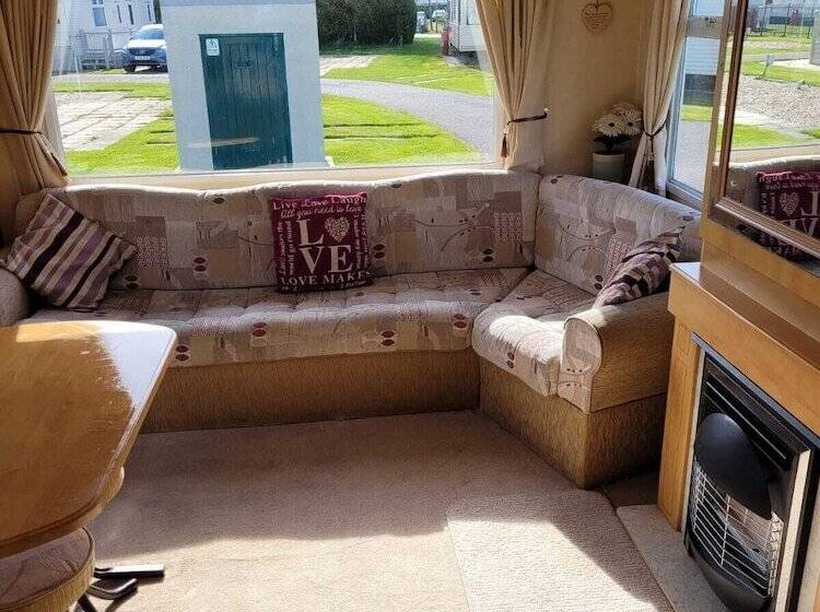 Beautiful 2 Bed Wigwam In Ingoldmells