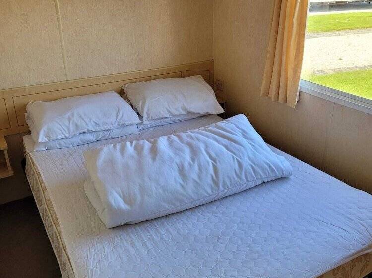 Beautiful 2 Bed Wigwam In Ingoldmells