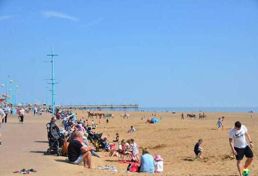 Beautiful 2 Bed Wigwam In Ingoldmells