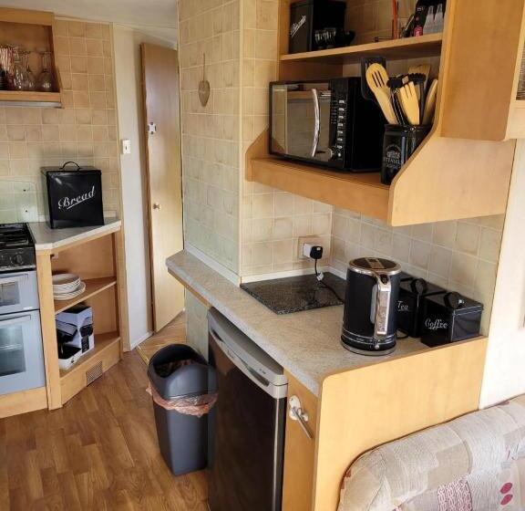 Beautiful 2 Bed Wigwam In Ingoldmells