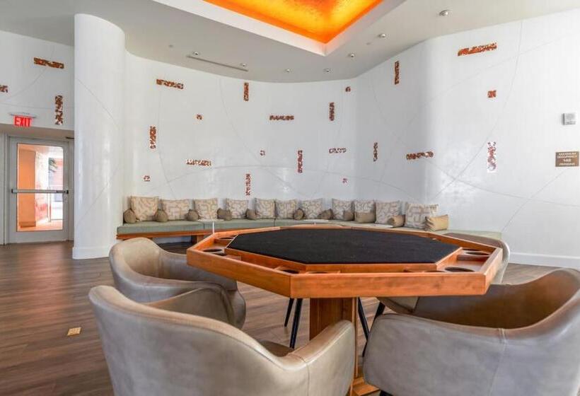 Biscayne Bay View Stay Pool Hot Tub And Amenities