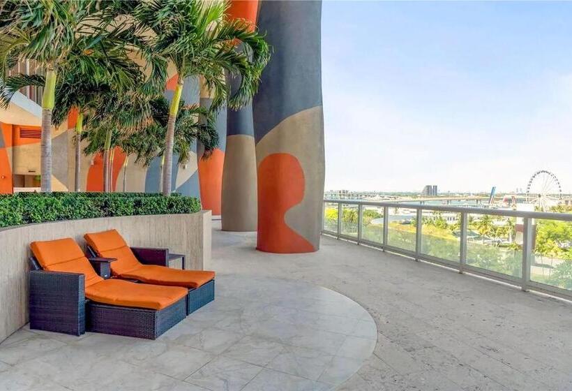 Biscayne Bay View Stay Pool Hot Tub And Amenities