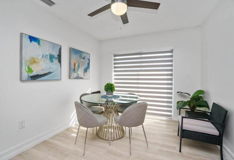 Blue Door Duplex Renovated Parking And Designed