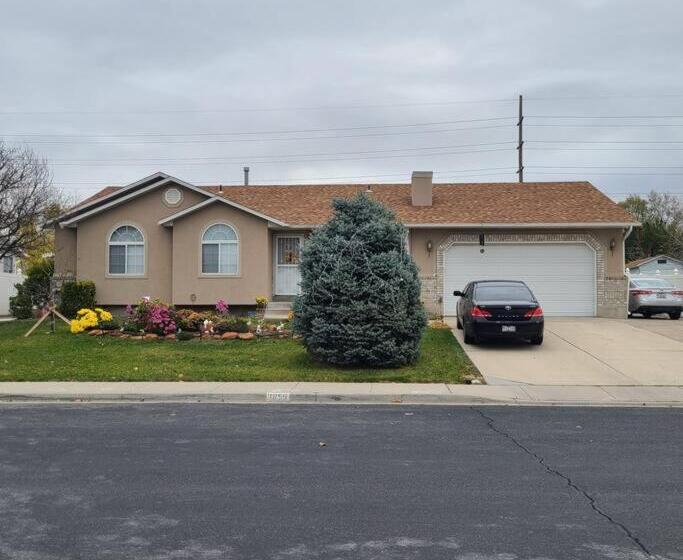 Entire Huge Basement! Fast Wifi! Private Entrance!