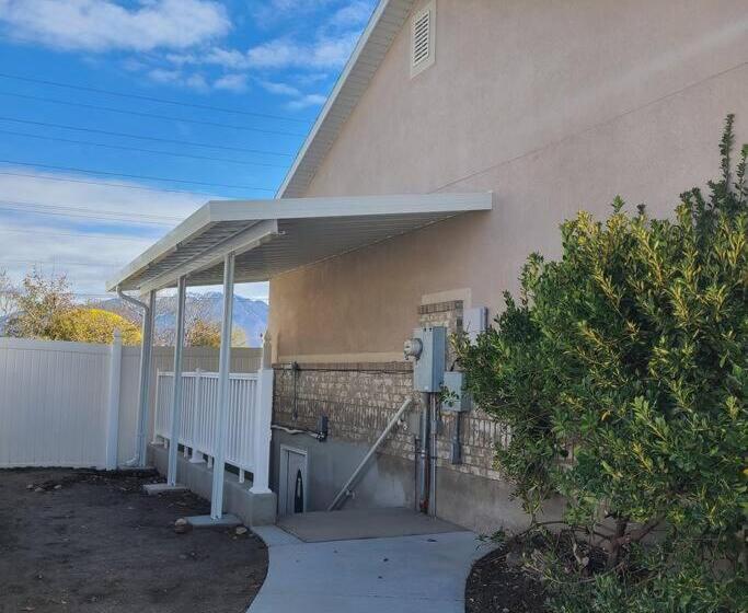 Entire Huge Basement! Fast Wifi! Private Entrance!