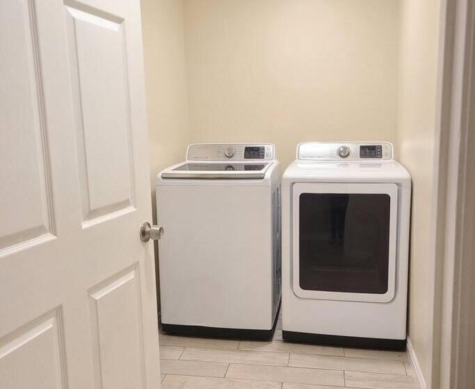 Entire Huge Basement! Fast Wifi! Private Entrance!