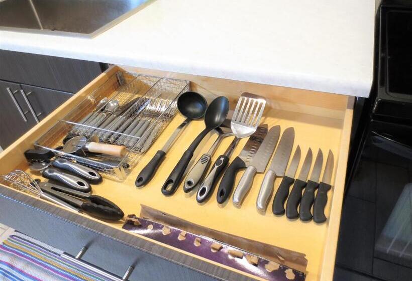 Entire Huge Basement! Fast Wifi! Private Entrance!